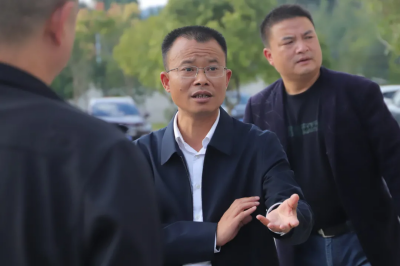 新晃縣委常委、縣委政法委書(shū)記楊海濱到我校視察、指導(dǎo)學(xué)校工作